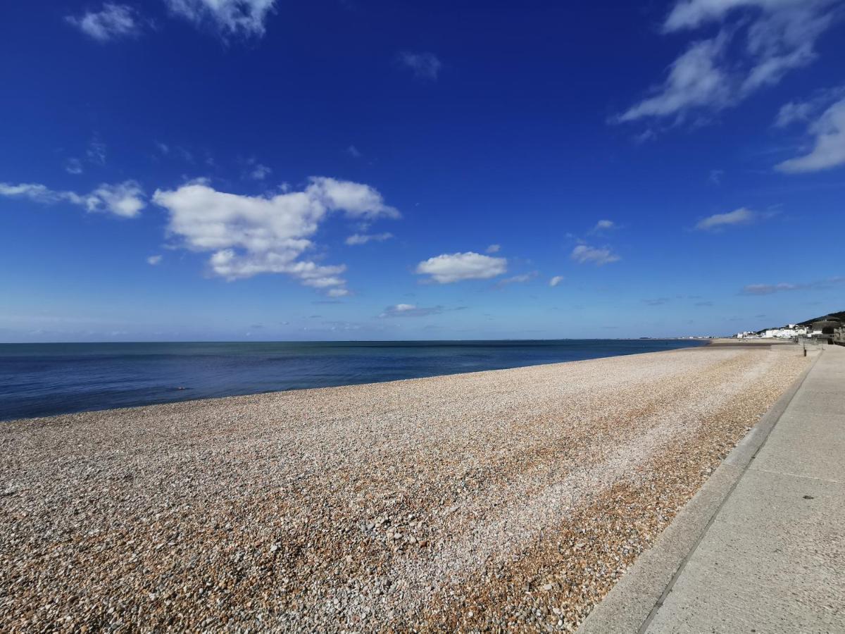 Shore Thing - Just A Stones Throw From The Beach Sandgate Buitenkant foto
